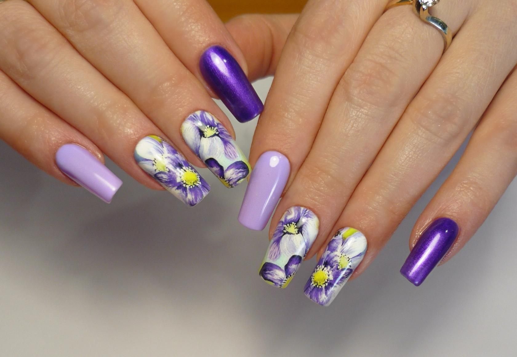 Фиолетовые ногти с цветочками