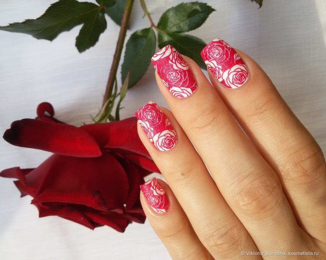 Дизайн ногтей розы. Красивый маникюр с розами. Красные ногти с розочкой. Красный маникюр с розами. Маникюр красный с френчем и Розочка.