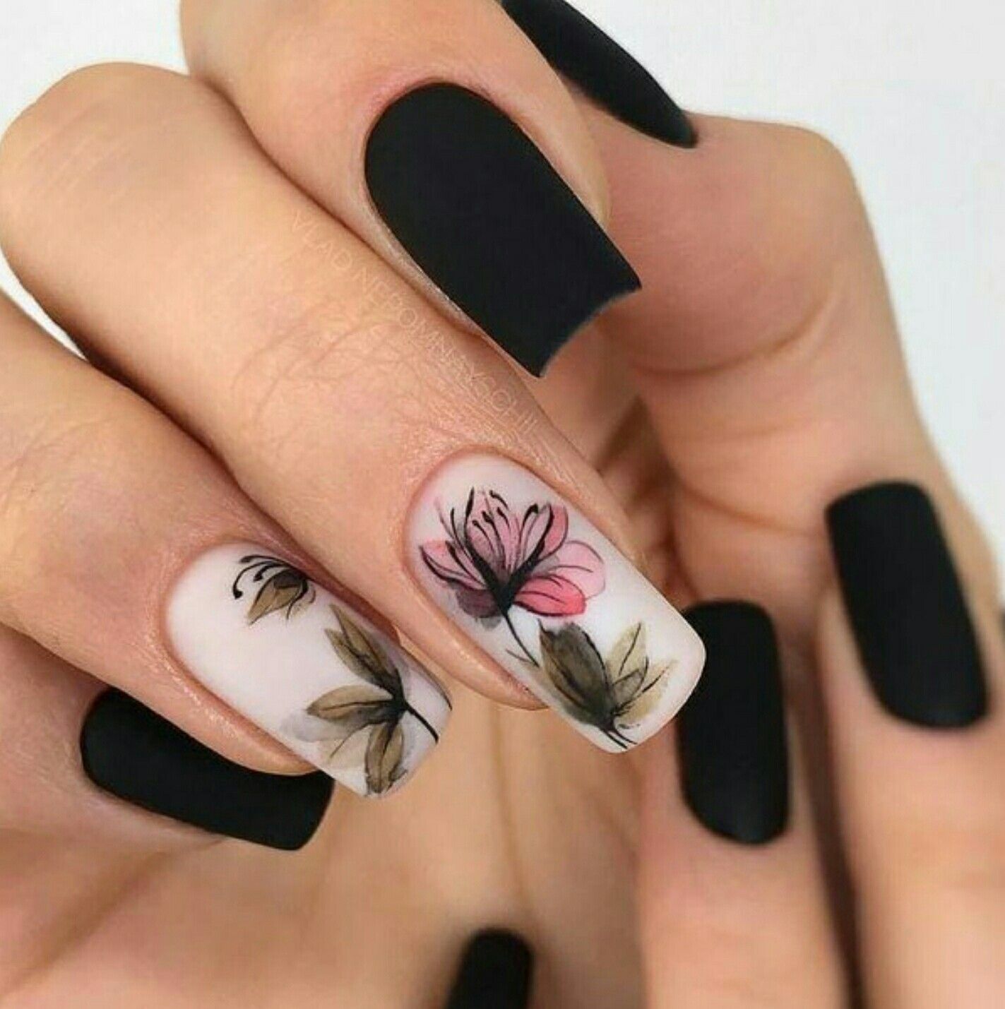 Черный весенний маникюр. Ногти с цветочками. Дизайнерские ногти. Красивый маникюр с цветами. Черные ногти.