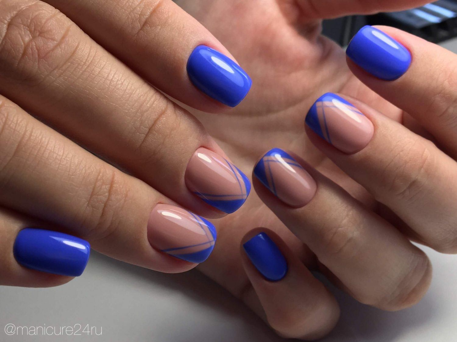 Французский маникюр на короткие овальные ногти с синими