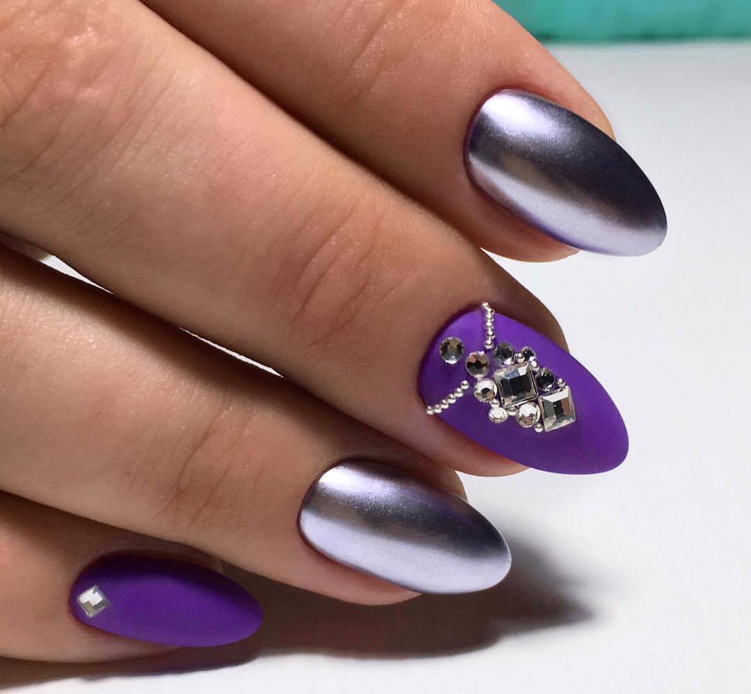 Фиолетовые ногти со стразами