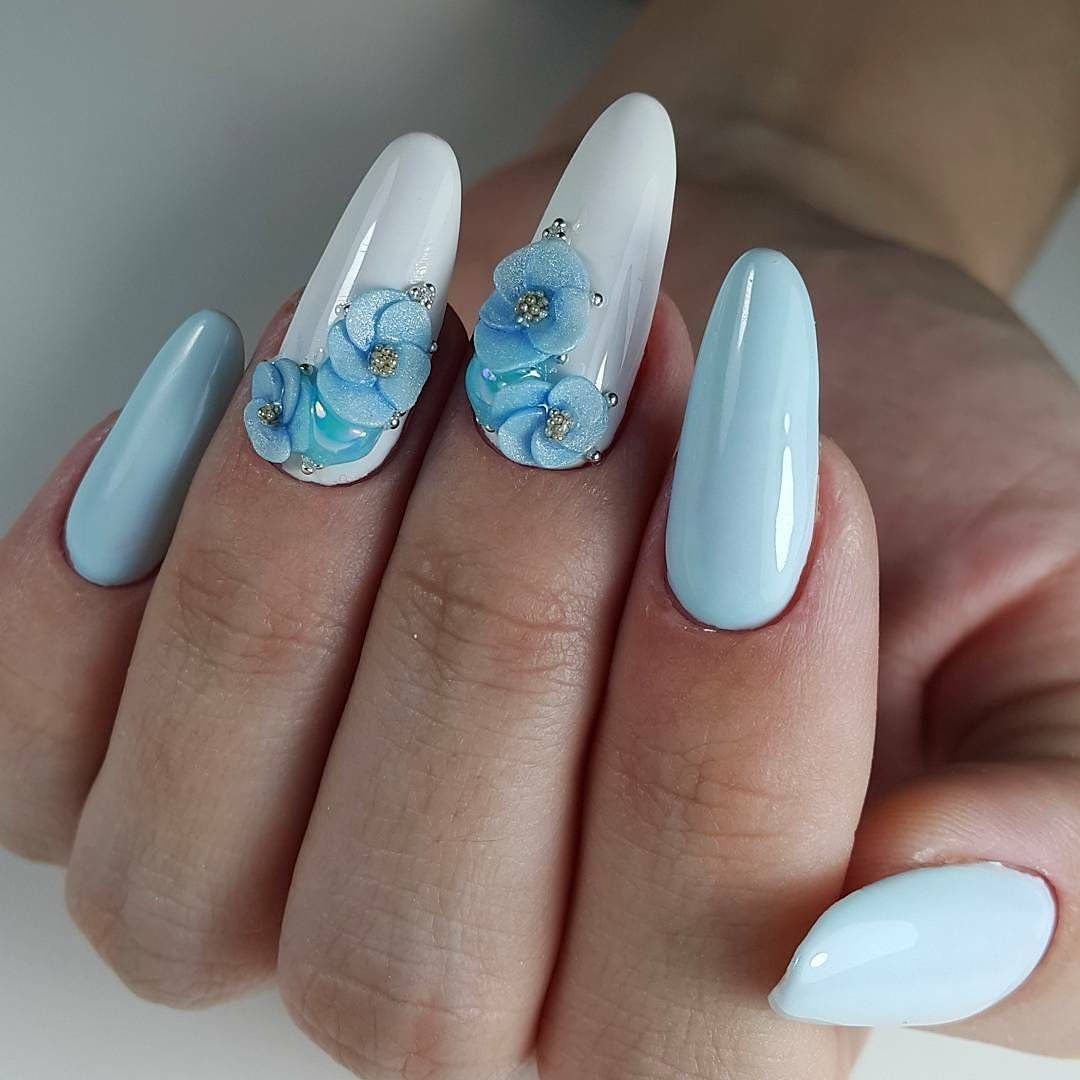 Голубые ногти с цветочками